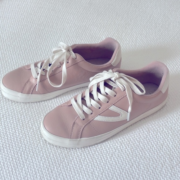 Tretorn pink shoes, size 7, used in great condition. - Picture 2 of 3